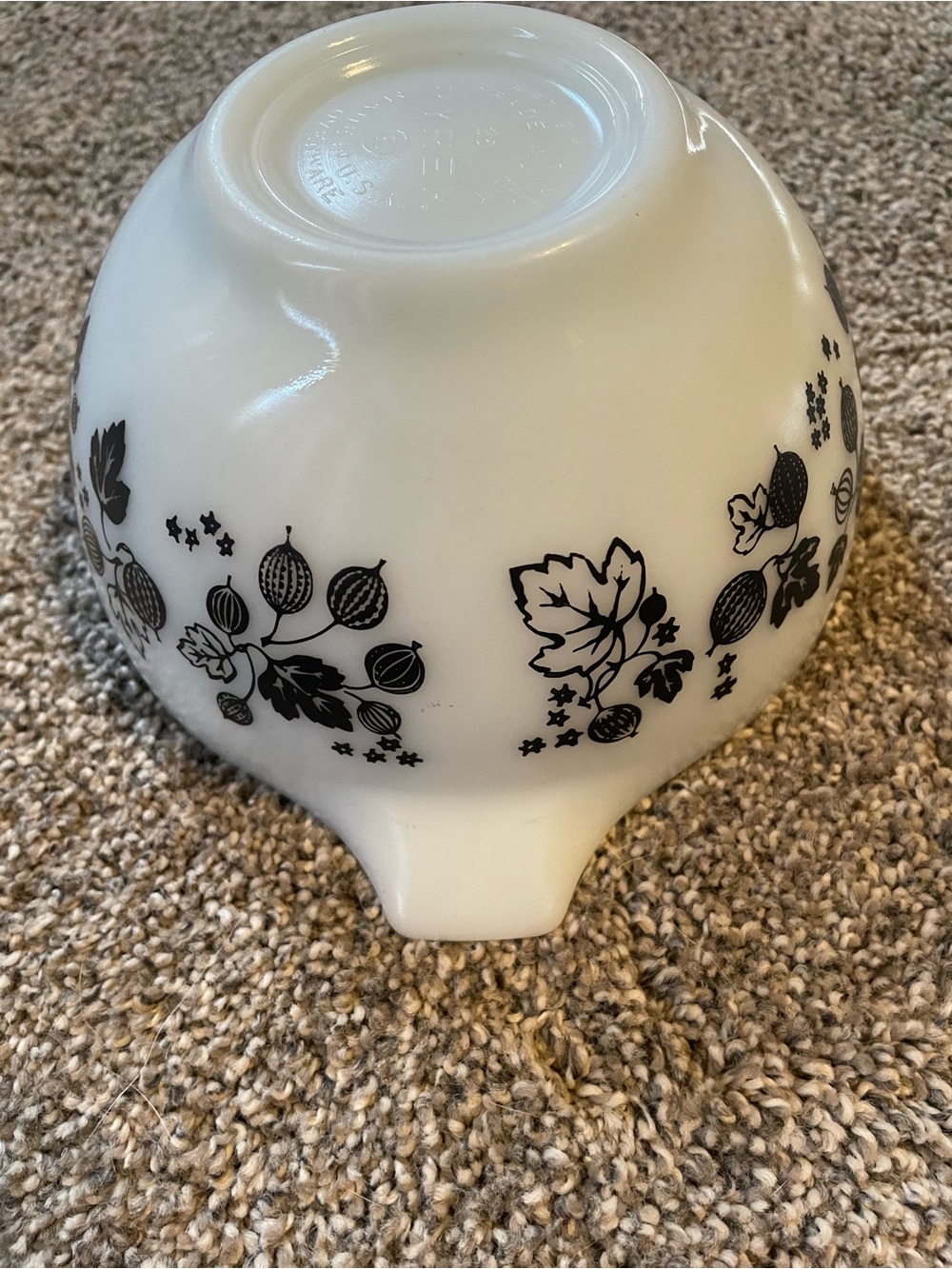 Vintage Pyrex Gooseberry Cinderella black and white mixing bowl - Picture 7 of 7
